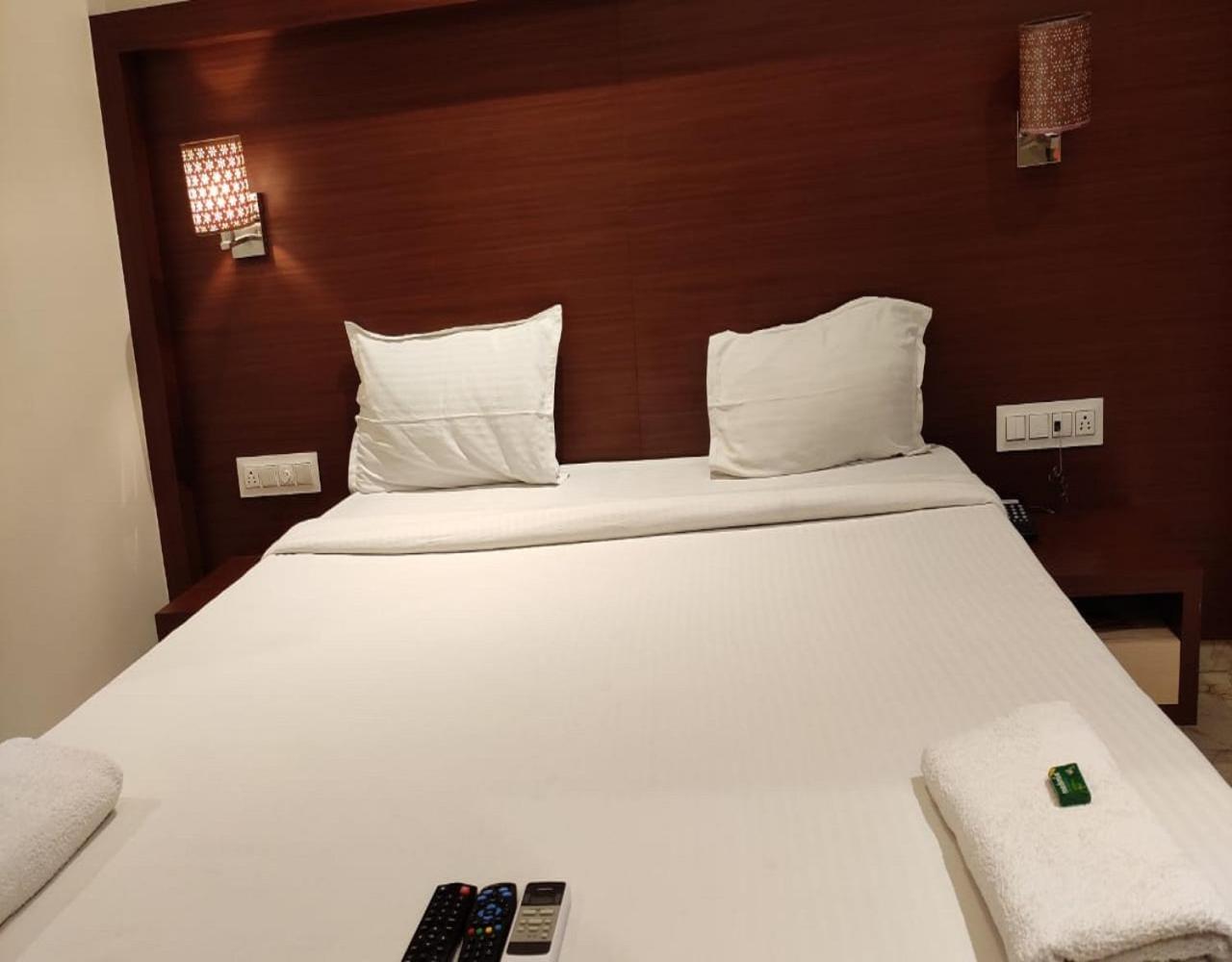 Fabhotel Spring Inn - Nr Borivali Station Malad Екстериор снимка